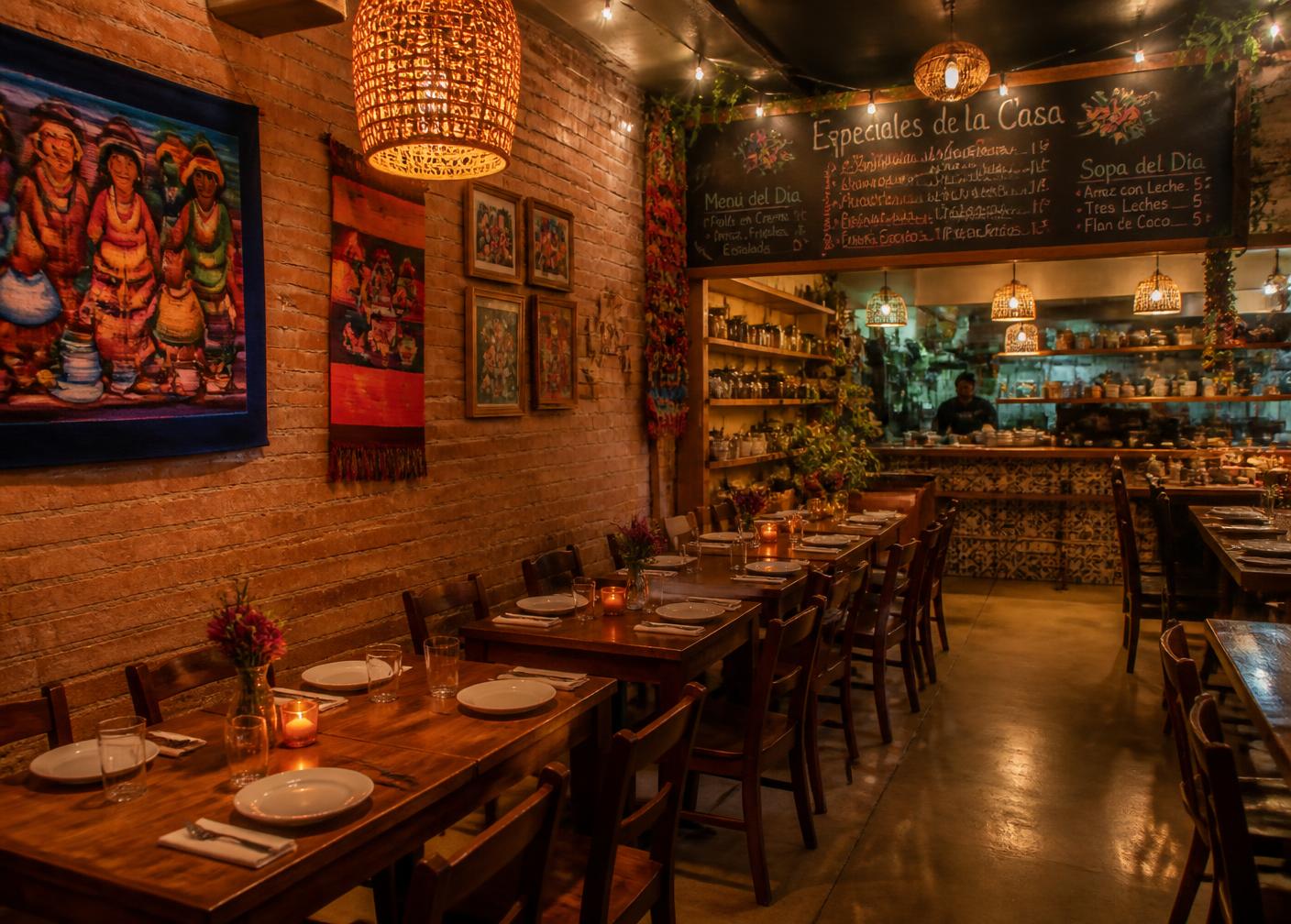 Intérieur chaleureux du Restaurant El Amigo, tables dressées et art latino-américain